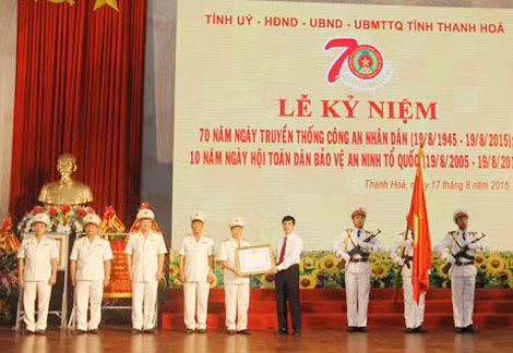 Thừa ủy quyền của Chủ tịch nước, đồng chí Nguyễn Đình Xứng, Phó bí thư Tỉnh ủy, Chủ tịch UBND tỉnh trao Huân chương chiến công hạng Nhì cho phòng CSĐT tội phạm về TTXH. Thừa ủy quyền của Chủ tịch nước, đồng chí Nguyễn Đình Xứng, Phó bí thư Tỉnh ủy, Chủ tịch UBND tỉnh trao Huân chương chiến công hạng Nhì cho phòng CSĐT tội phạm về TTXH.