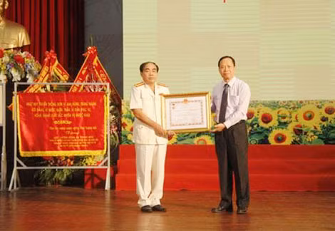 Thừa ủy quyền của Chủ tịch nước, đồng chí Trịnh Văn Chiến, Bí thư Tỉnh ủy, Chủ tịch HĐND tỉnh trao danh hiệu Anh hùng LLVTND cho thân nhân gia đình Đại tá Tống Xuân Nhuận, nguyên Giám đốc Công an tỉnh. Thừa ủy quyền của Chủ tịch nước, đồng chí Trịnh Văn Chiến, Bí thư Tỉnh ủy, Chủ tịch HĐND tỉnh trao danh hiệu Anh hùng LLVTND cho thân nhân gia đình Đại tá Tống Xuân Nhuận, nguyên Giám đốc Công an tỉnh.