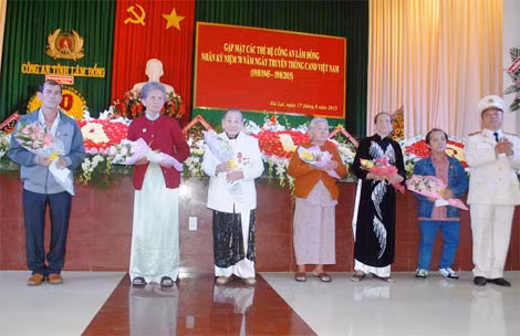 Tặng quà cho Bà mẹ Việt Nam anh hùng và người có công.