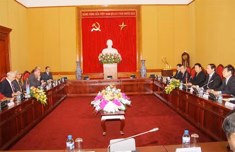 Bộ trưởng Trần Đại Quang; Thứ trưởng Thứ Nhất Bộ Nội vụ Cuba Carlos Fernandez Gondin tại buổi tiếp. Ảnh Việt Hưng.