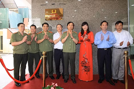 Thứ trưởng Thường trực Đặng Văn Hiếu với các đại biểu gắn biển "Công trình Chào mừng kỷ niệm 70 năm ngày truyền thống lực lượng CAND" tại trụ sở Công an quận Hai Bà Trưng.