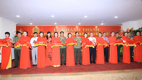 Thứ trưởng Thường trực Đặng Văn Hiếu với các đại biểu cắt băng khánh thành trụ sở mới Công an quận Hai Bà Trưng.