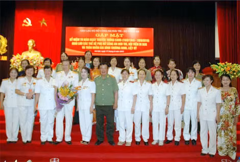 Thượng tướng Tô Lâm, Thứ trưởng Bộ Công an, Thượng tướng Nguyễn Khánh Toàn, nguyên Thứ trưởng Thường trực Bộ Công an chụp ảnh giao lưu với các đại biểu tại buổi Gặp mặt.