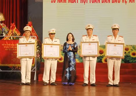 Thừa ủy quyền của Chủ tịch nước, đồng chí Nguyễn Thị Xuân Thu, Phó bí thư Tỉnh ủy trao Bằng khen của Thủ tướng chính phủ cho 4 cá nhân có thành tích xuất sắc. Thừa ủy quyền của Chủ tịch nước, đồng chí Nguyễn Thị Xuân Thu, Phó bí thư Tỉnh ủy trao Bằng khen của Thủ tướng chính phủ cho 4 cá nhân có thành tích xuất sắc.