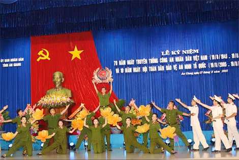 Một tiết mục văn nghệ “cây nhà là vườn” của Công an An Giang.