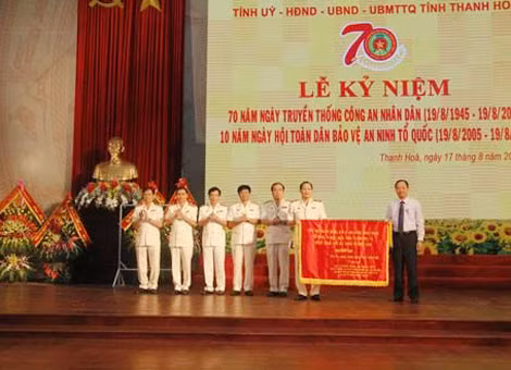 Đồng chí Trịnh Văn Chiến, Bí thư Tỉnh ủy, Chủ tịch HĐND tỉnh trao Huân chương chiến công hạng Nhất cho Thiếu tướng Trịnh Xuyên, Đại tá Nguyễn Văn Bính. Đồng chí Trịnh Văn Chiến, Bí thư Tỉnh ủy, Chủ tịch HĐND tỉnh trao Huân chương chiến công hạng Nhất cho Thiếu tướng Trịnh Xuyên, Đại tá Nguyễn Văn Bính.