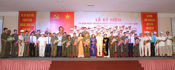 Các đồng chí lãnh đạo tỉnh, Ban giám đốc Công an Tây Ninh chụp ảnh lưu niệm cùng CBCS được tuyên dương trong Lễ kỷ niệm 70 năm ngày truyền thống lực lượng CAND.