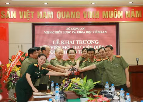 Trung tướng Trần Minh Thư và các đại biểu tham dự buổi Lễ bấm nút khai trương Thư viện mở, Thư viện điện tử, Cổng thông tin điện tử. Trung tướng Trần Minh Thư và các đại biểu tham dự buổi Lễ bấm nút khai trương Thư viện mở, Thư viện điện tử, Cổng thông tin điện tử.