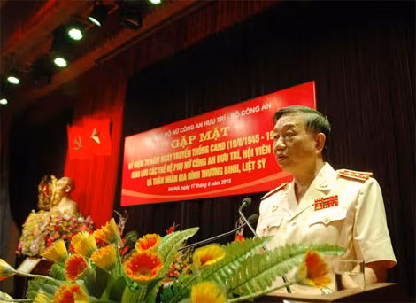 Thay mặt Đảng ủy Công an TW và lãnh đạo Bộ Công an, Thứ trưởng Tô Lâm chúc sức khỏe, tri ân các đồng chí lão thành cách mạmg, các Phụ nữ Công an các thế hệ tham dự buổi gặp mặt.