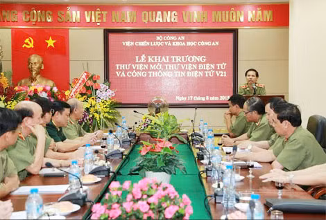 Trung tướng Trần Minh Thư, Viện trưởng Viện Chiến lược và Khoa học Công an phát biểu tại buổi Lễ. Trung tướng Trần Minh Thư, Viện trưởng Viện Chiến lược và Khoa học Công an phát biểu tại buổi Lễ.