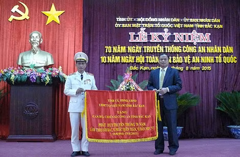Đồng chí Nguyễn Văn Du, Bí thư Tỉnh ủy Bắc Kạn, tặng bức trướng “Phát huy truyền thống 70 năm làm theo lời Bác, vì nước quên thân vì dân phục vụ” cho lực lượng Công an tỉnh Bắc Kạn.