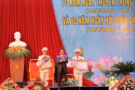 Bí thư Tỉnh ủy, Giám đốc Công an tỉnh Phú Yên tuyên dương những tập thể, cá nhân điển hình tại lễ báo công dâng Bác.
