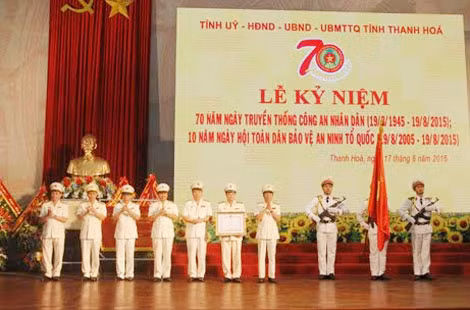 Thừa ủy quyền của Chủ tịch nước, Thượng tướng Đặng Văn Hiếu, Ủy viên TW Đảng, Thứ trưởng thường trực Bộ Công an đã trao Huân chương quân công hạng Nhất cho Công an tỉnh Thanh Hóa. Thừa ủy quyền của Chủ tịch nước, Thượng tướng Đặng Văn Hiếu, Ủy viên TW Đảng, Thứ trưởng thường trực Bộ Công an đã trao Huân chương quân công hạng Nhất cho Công an tỉnh Thanh Hóa.