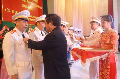 Thừa ủy quyền Chủ tịch nước, Chủ tịch UBND tỉnh Lâm Đồng Đoàn Văn Việt và Thiếu tướng Bùi Văn Sơn trao Huân chương bảo vệ tổ quốc Hạng Ba cho 9 cá nhân.