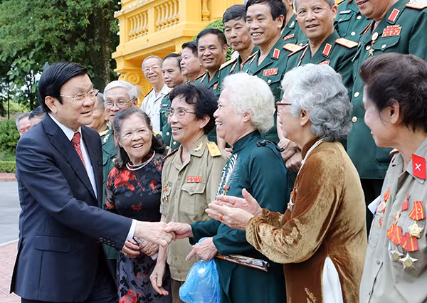 Chủ tịch nước Trương Tấn Sang với các cựu chiến binh. Ảnh:TTXVN.