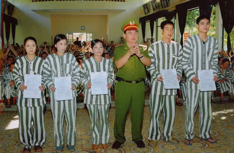 Giám thị, đại tá Nguyễn Viết Hoàn chia sẻ niềm vui với những phạm nhân trong một đợt đặc xá.