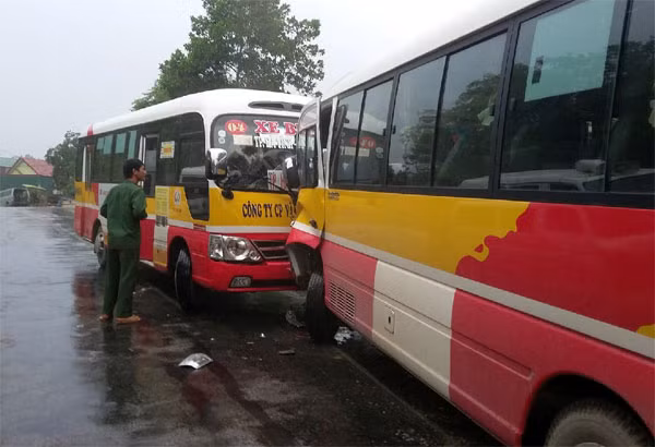 Vụ tai nạn giữa hai xe buýt khiến ít nhất 4 hành khách bị thương.