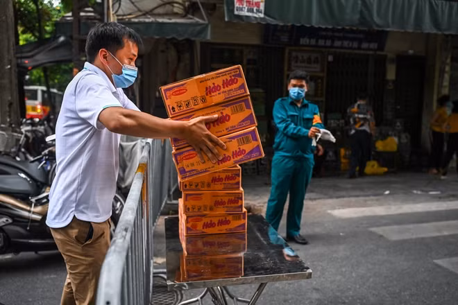 Trong thời gian phong toả, chờ thông báo mới thì người dân ở đây sẽ được phường Lý Thái Tổ hỗ trợ mỳ tôm, trứng.