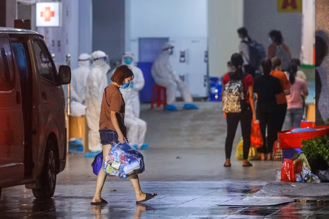 Người bệnh được chuyển đến đây phải mang theo một số đồ dùng cá nhân thiết yếu như quần áo còn lại các nhu yếu phẩm khác sẽ được cung cấp trong thời gian cách ly và điều trị.
