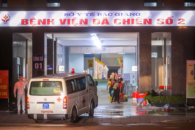Khoảng hơn một chục xe cấp cứu đã được huy động để vận chuyển 500 bệnh nhân COVID-19 tại Bắc Giang về Bệnh viện dã chiến cơ sở 2. Đây là Bệnh viện dã chiến mới được thành lập tại nhà thi đấu của tỉnh với quy mô hơn 600 giường bệnh.
