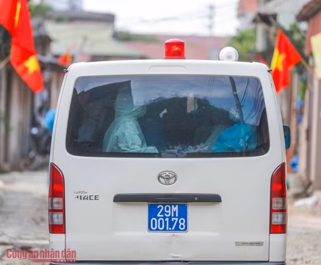 16h00 phút chiều nay(03/05), lực lượng CDC Hà Nội đã có mặt tại thôn Lỗ Giao(Đông Anh, Hà Nội) bắt đầu lấy mẫu xét nghiệm COVID-19 cho người dân trong thôn.