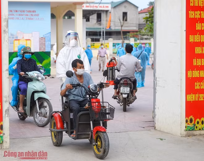 Bác Nguyễn Công Luông(59 tuổi) dù tàn tật nhưng cũng xung phong sử dụng chiếc xe "chuyên dụng" của mình để đưa nhân viên y tế, trang thiết bị đến các điểm lấy mẫu xét nghiệm.