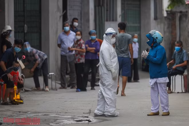 Với phương châm "đi từng ngõ, gõ từng nhà, rà từng người", lực lượng CDC đã tổ chức lập 10 điểm lấy mẫu xét nghiệm, phối hợp cùng đoàn viên thanh niên thành lập danh sách, đến từng nhà kêu gọi người dân tới lấy mẫu.