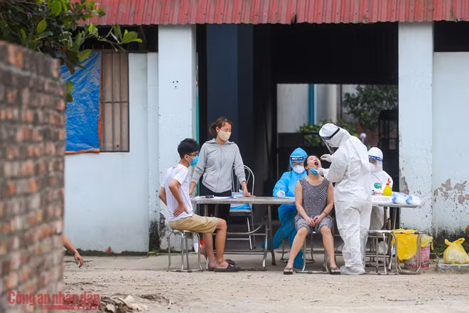Hôm nay, có khoảng 50 nhân viên y tế thuộc CDC Hà Nội đã có mặt tiến hành lấy mẫu xét nghiệm cho người dân Lỗ Giao.