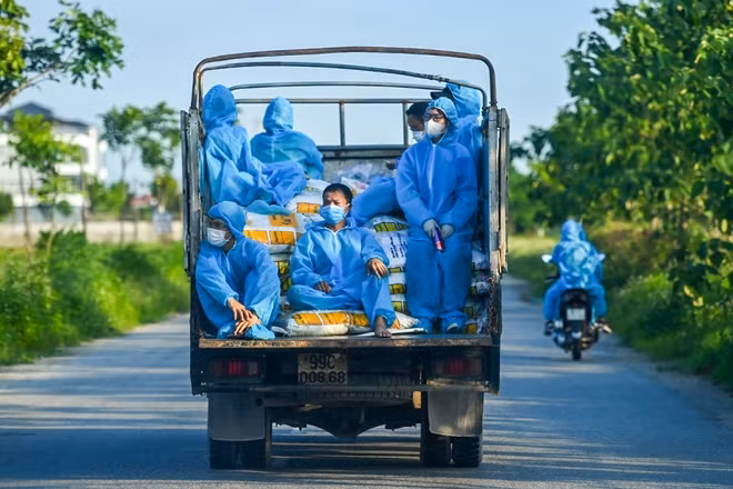 Trước đó, trong đêm 23/5, tỉnh Bắc Ninh phát hiện chùm ca bệnh trong cộng đồng ở xã Nguyệt Đức, huyện Thuận Thành. Ngay lập tức, địa phương này được phong tỏa và 1.300 người được xét nghiệm SARS-CoV-2, trong đó 17 trường hợp có kết quả dương tính.