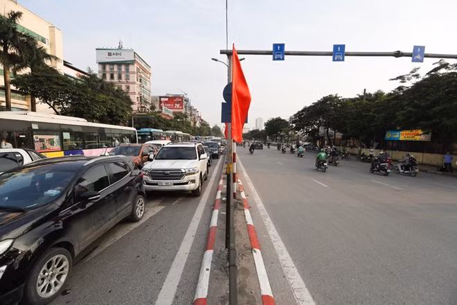 Đường Giải Phóng hướng ngược lại hoàn toàn vắng vẻ.