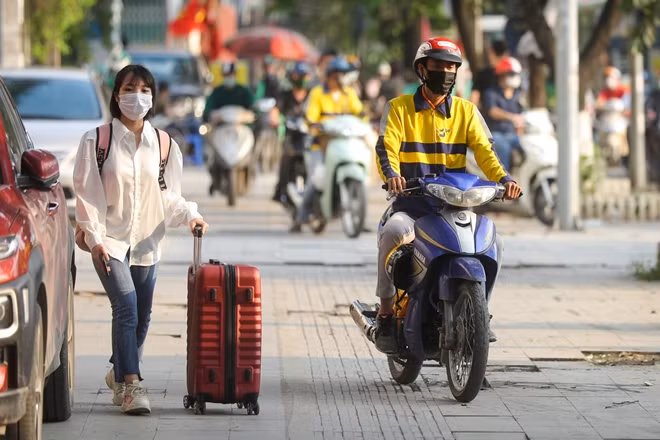 Chiều 29/04, rất nhiều người dân đã bắt đầu ra khỏi Hà Nội để bắt đầu kỳ nghỉ lễ kéo dài 4 ngày. Những năm gần đây, việc điều phối, phân luồng giao thông của lực lượng CSGT Hà Nội những ngày lễ đã giải quyết rất nhiều điểm tắc "kinh điển", đảm bảo giao thông được trôi chảy.