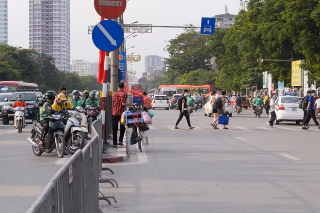 Điểm giao cắt trước cửa bến xe Giáp Bát đã được rào lại, tránh việc quay đầu, sang đường ảnh hưởng tới giao thông chiều ngược lại có thể dẫn đến ùn, tắc kéo dài.