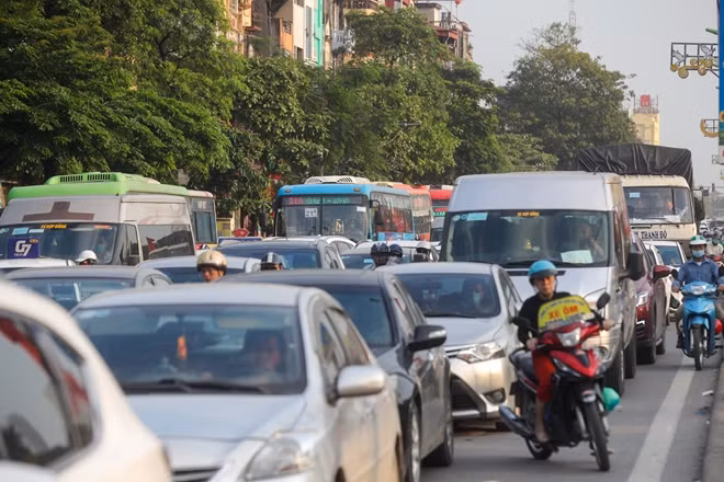 Tại đường Giải Phóng, một trong những nguyên nhân gây tắc đường ở đây là xe khách ra vào bến, thả đón khách dọc đường.