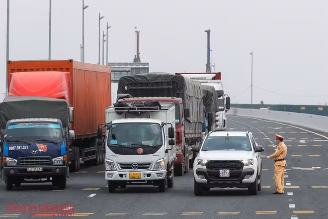Lực lượng CSGT cao tốc Hà Nội - Hải Phòng gồm 8 đồng chí được chia đều ở hai bên đầu Trạm thu phí. Các anh đã ở đây 3 hôm, phối hợp cùng CSGT tỉnh Quảng Ninh, Công an thị xã Quảng Yên đảm bảo giao thông và an ninh, trật tự tại khu vực này.