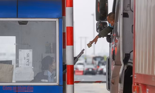 Trạm thu phí vẫn tiếp tục hoạt động bình thường, các phương tiện đến và đi đều được các lực lượng chức năng kiểm tra chặt chẽ.