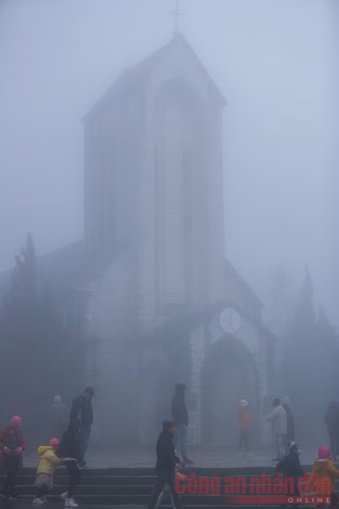 Nhà thờ Sapa trong sương mù vào lúc chiều.