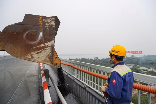 Tiến hành trải thảm hành lang hai bên.