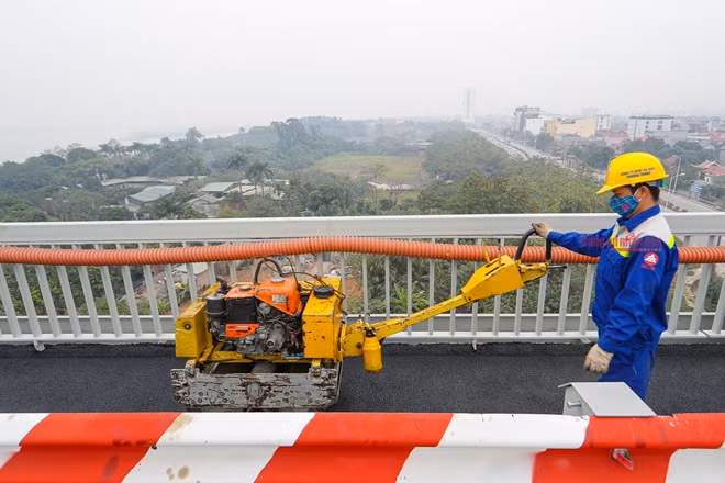 Máy nện làm phẳng và chắc mặt cầu.