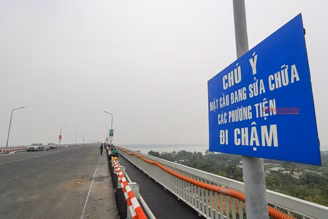 Để sửa chữa mặt cầu Thăng Long, các kỹ sư đã áp dụng giải pháp bản mặt cầu bêtông UHPC tức là bêtông siêu tính năng liên hợp với bản mặt thép trực hướng để gia cường bản mặt thép, giảm võng, giảm biến dạng, giảm rung cho mặt cầu và tạo ra lớp làm việc, đồng thời giữa bê tông UHPC siêu tính năng và bản mặt thép.