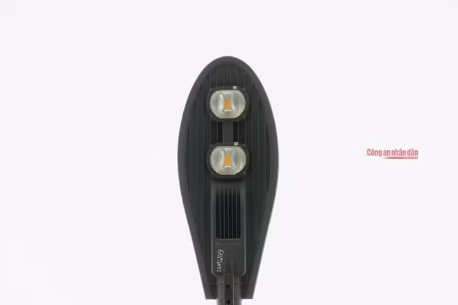 Hệ thống đèn chiếu sáng hai bên là đèn LED.
