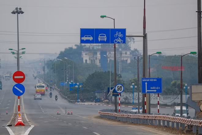 Chân cầu Thăng Long phía Đông Anh.