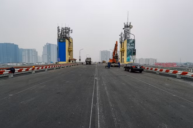 Cầu Thăng Long đã 2 lần được sửa chữa vào năm 2009 và 2013, đoạn cầu vượt sông dài 1.680m gồm 15 nhịp giàn thép gồm hai tầng đường sắt và đường bộ.