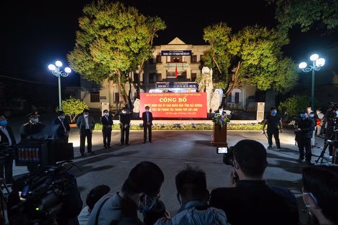 Lễ công bố quyết định gỡ lệnh phong toả đối với TP Chí Linh(Hải Dương) được tổ chức tại Trung tâm y tế thành phố với sự tham gia của lãnh đạo tỉnh, thành phố, đại diện các lực lượng y tế, công an, quân đội...