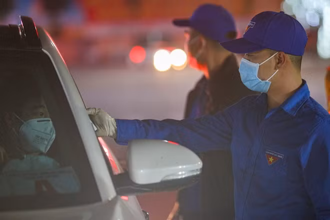 Trước giờ G, việc qua lại các chốt kiểm dịch vẫn được kiểm soát chặt chẽ như đo thân nhiệt và khai báo y tế đối với tất cả người dân, lấy thông tin tất cả các phương tiện ra vào chốt.