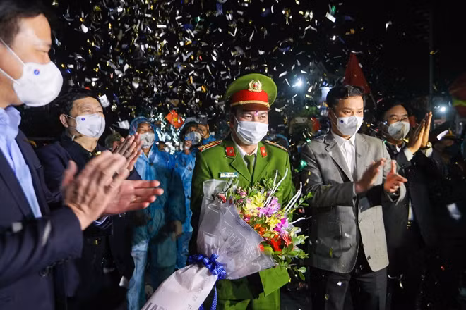 Lãnh đạo tỉnh Hải Dương trao tặng hoa và chúc mừng lực lượng thực hiện nhiệm vụ tại chốt kiểm dịch Sao Đỏ.