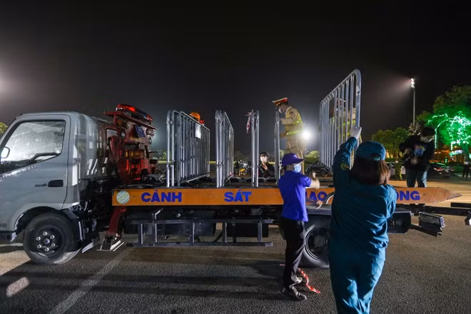 Lực lượng Công an thu dọn rào chắn.