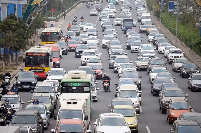 Theo Phòng CSGT, Công an TP Hà Nội, hôm nay lượng phương tiện đổ về Thủ đô rất lớn. Để đảm bảo cho người dân đi lại được thuận lợi, các đơn vị đã huy động 100% quân số, chia thành nhiều chốt trực đảm bảo an toàn cho người dân trở lại Thủ đô sau kỳ nghỉ Tết Dương lịch.