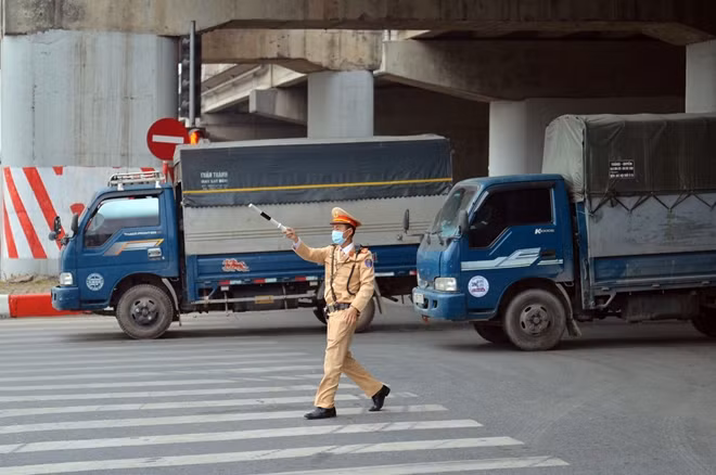 Theo Trung tá Nguyễn Anh Tuấn - Phó Đội trưởng Đội CSGT số 14 cho biết, từ chiều 3/1 tại nút giao Giải Phóng - Pháp Vân, cán bộ chiến sĩ của Đội phối hợp với thanh tra giao thông vận tải và Công an quận Hoàng Mai đã có mặt làm nhiệm vụ. Lực lượng tập trung phân luồng hướng về Giải Phóng từ khu vực Bến xe Nước Ngầm, Bến xe Giáp Bát... Tuyên truyền, nhắc nhở xử lý nghiêm xe khách chạy chậm đón trả khách gây ùn tắc. Với quyết tâm xây dựng tuyến đường Giải Phóng là tuyến phố văn minh, đô thị Đội CSGT cố gắng giải tỏa áp lực giao thông... Trong ảnh là chiến sĩ CSGT thuộc Đội CSGT số 14 di chuyển như con thoi trên đường, liên tục điều tiết các phương tiện giao thông, giảm bớt ùn tắc.