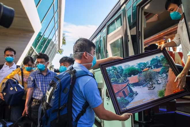 Đội phản ứng nhanh cũng đem về những món quà kỷ niệm như tranh, vải thiều Lục Ngạn nhưng đáng quý hơn cả là tình đồng chí, đồng đội trong suốt 3 tuần vừa qua.