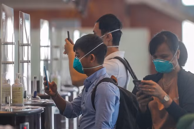 Như đúng quy định, họ cũng phải thực hiện khai báo y tế ở sân bay. Hãng hàng không Vietnam Airlines đã tài trợ toàn bộ vé máy bay cho cả đoàn, đồng thời hỗ trợ làm các thủ tục một cách nhanh nhất.
